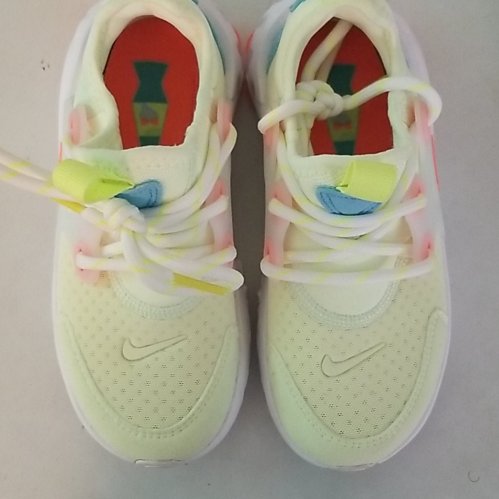 Tennis shoes